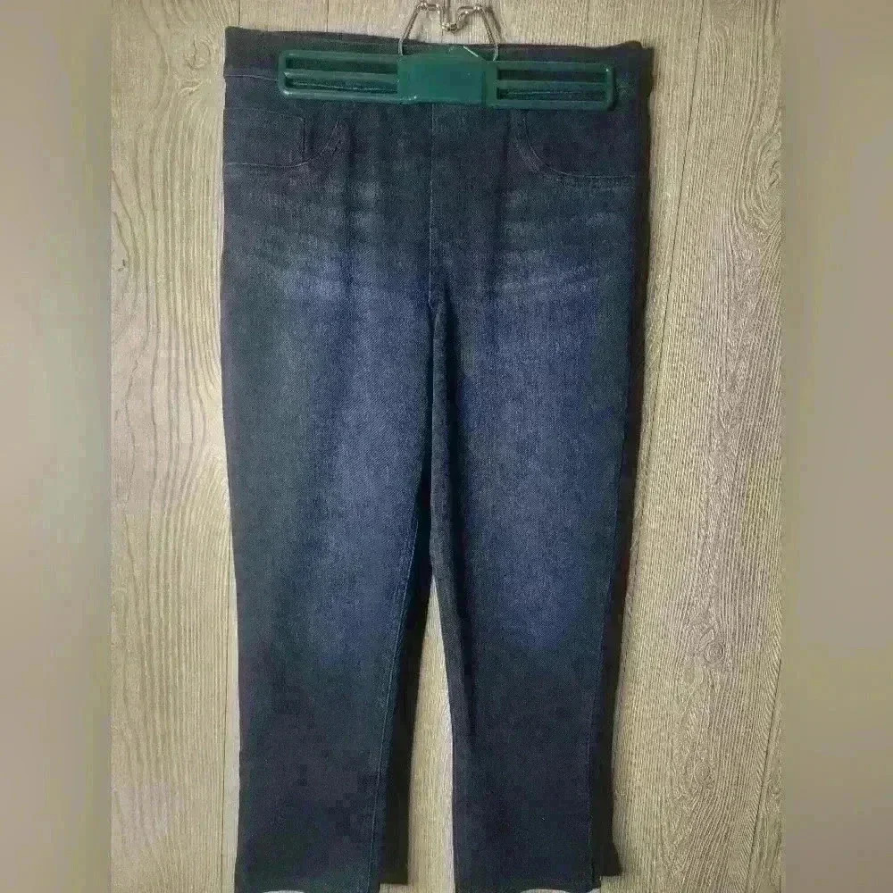 Womens Spanx Dark wash Capris. SIZE MEDUIM.